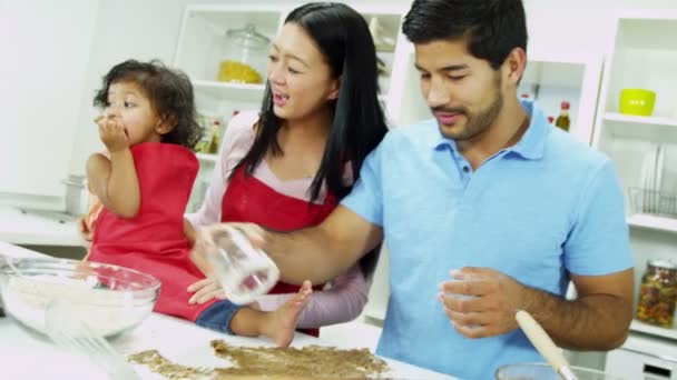 Casal com filha fazendo biscoitos — Vídeo de Stock