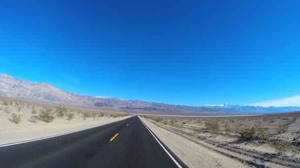 Conducir a través del paisaje del desierto — Vídeo de stock