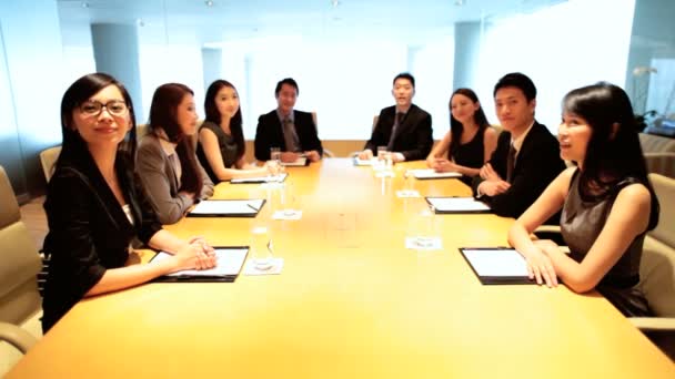 Коллеги по бизнесу из Азии и Азии во время встречи в зале заседаний — стоковое видео