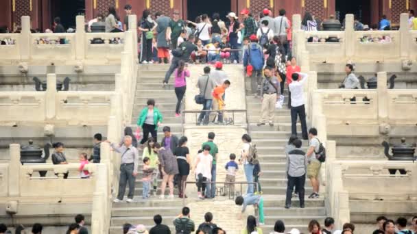 Turisti che camminano su gradini di pietra ornata al Tempio del Cielo — Video Stock