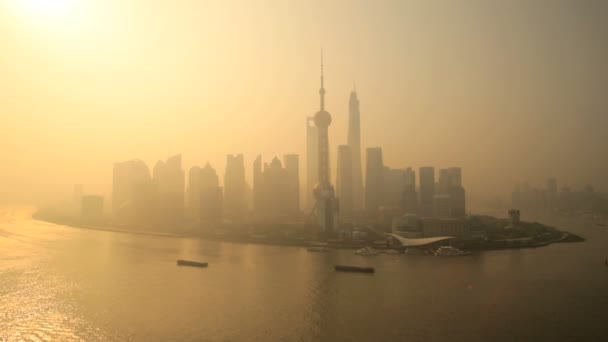 Városképet gazdagító épületnek szánták, a reggeli köd — Stock videók