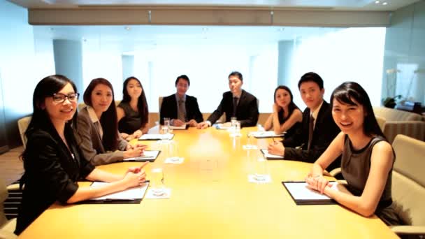 Hommes et femmes asiatiques collègues d'affaires lors de la réunion à la salle de conférence — Video