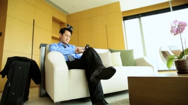 Uomo d'affari in hotel con smartphone — Video Stock