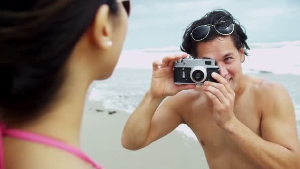 Pareja en la playa usando la cámara — Vídeo de stock