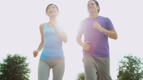 Par i sportkläder jogging ut — Stockvideo