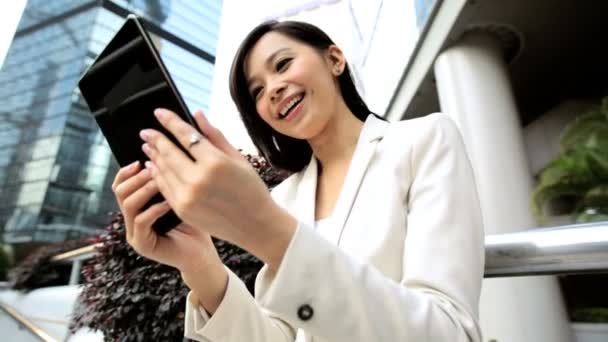 Mujer de negocios al aire libre utilizando la tableta inalámbrica — Vídeo de stock