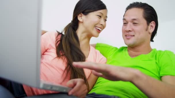 Casal conversando com amigos via webcam laptop — Vídeo de Stock