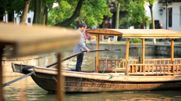 Handgemachtes chinesisches Holzboot — Stockvideo