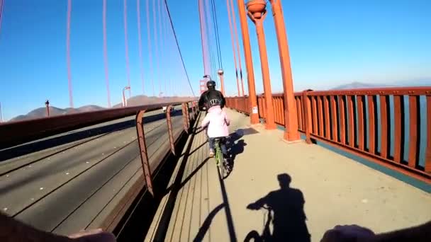 Cyklus jezdec na Golden Gate Bridge — Stock video