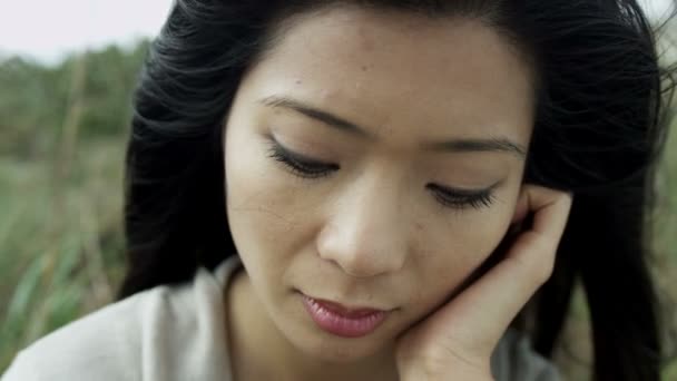 Азіатські дівчата на відкритому повітрі, дивлячись нещасні — стокове відео
