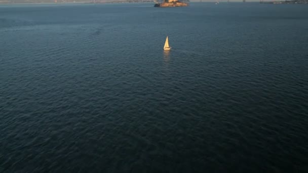 Остров Алькатрас и заброшенная тюрьма — стоковое видео