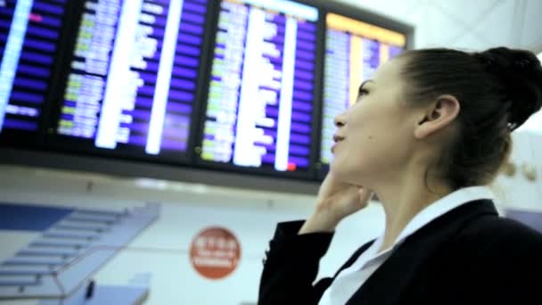 Zakenvrouw in internationale luchthaven terminal — Stockvideo