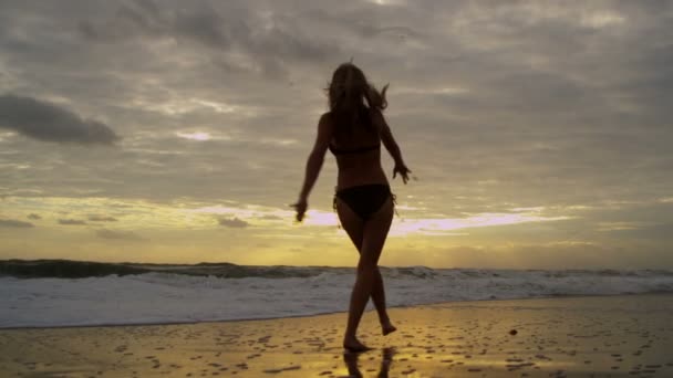 Chica corriendo y saltando en la playa — Vídeo de stock