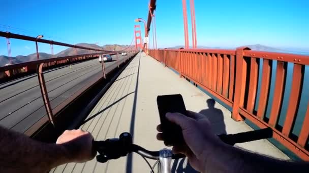 Cyclus rider gebruikend smartphone — Stockvideo