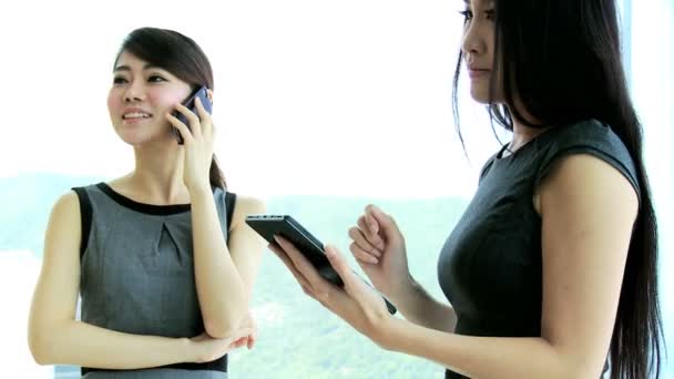 Kvinnliga företagare med smartphone och tablet — Stockvideo