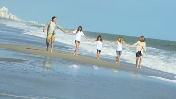 Padres con hijas en la playa — Vídeos de Stock