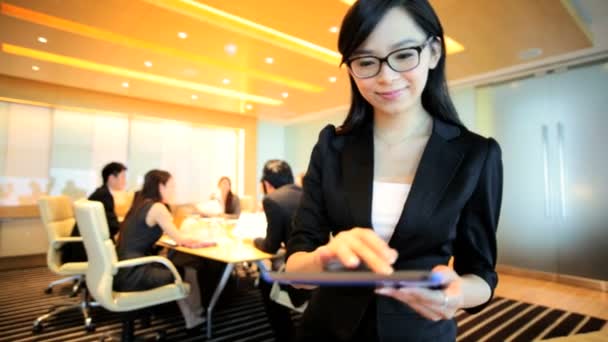 Mulher de negócios asiática em reunião financeira — Vídeo de Stock