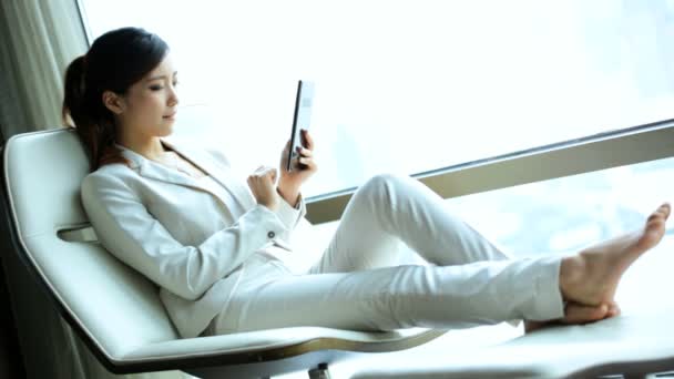 Businesswoman in hotel with tablet — Stock Video