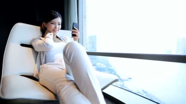 Businesswoman in hotel using smartphone — Stock Video