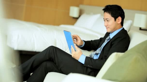 Бизнесмен в отеле с помощью планшета — стоковое видео