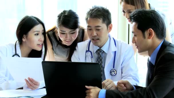 Médicos asiáticos usando laptop — Vídeo de Stock