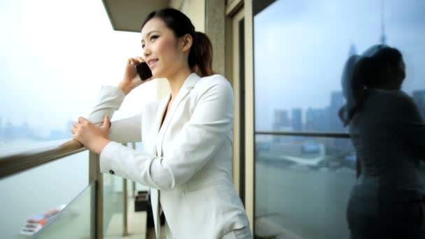 Affärskvinna på balkongen som tittar på stadsbilden — Stockvideo