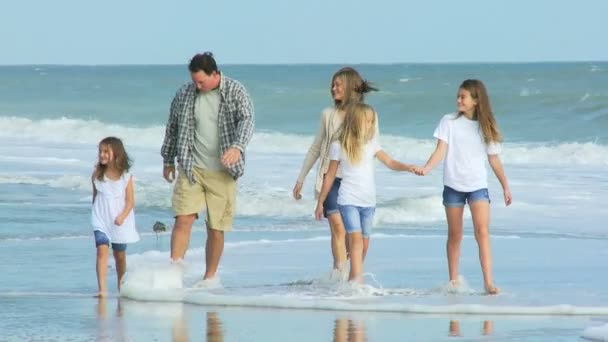 ビーチでの時間を楽しむ家族 — ストック動画