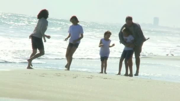 Dziewczyny z rodzicami na plaży — Wideo stockowe