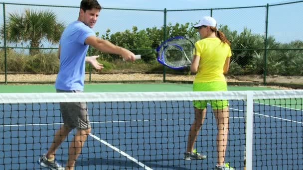 Socios de tenis practicando swing de raqueta — Vídeo de stock