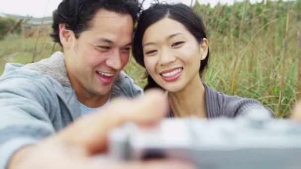 Couple on beach vacation using camera — Stock Video