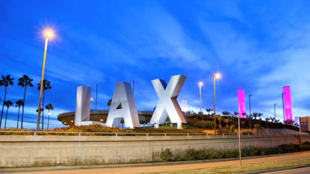 LAX işareti gece trafik Uluslararası Havaalanı Los Angeles — Stok video