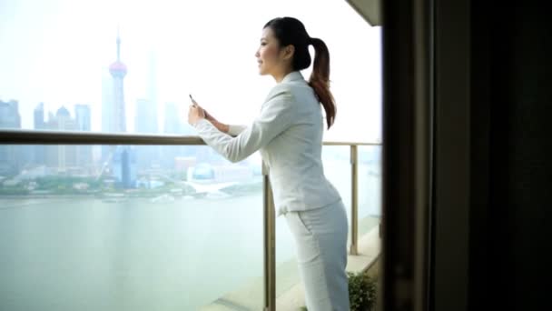 Businesswoman on balcony viewing cityscape — Stock Video