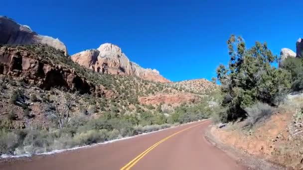 Viagem de estrada através da paisagem do deserto — Vídeo de Stock