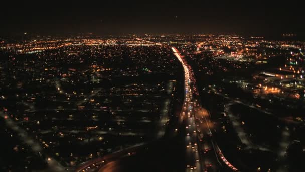 都市の建物や郊外の道路交通 — ストック動画