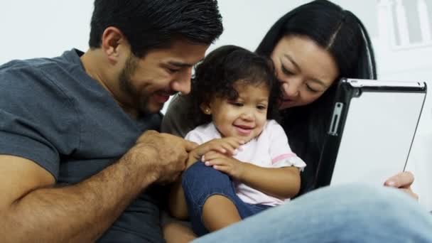 Casal com filha jogando no tablet — Vídeo de Stock