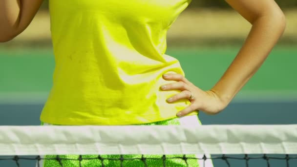 Mujer en cancha de tenis sosteniendo raqueta — Vídeos de Stock