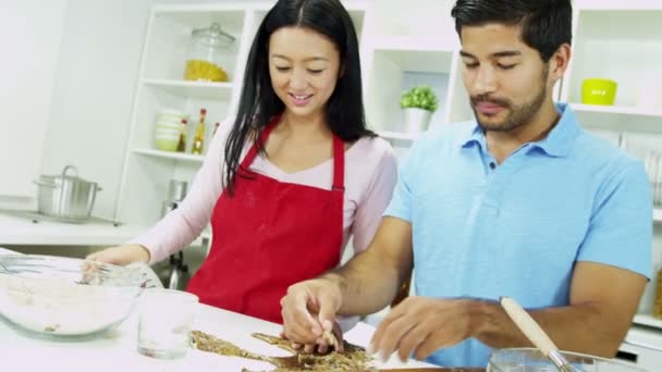 Pareja en la cocina hornear galletas — Vídeo de stock