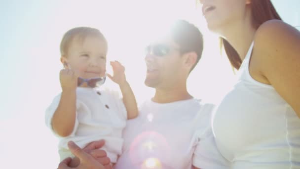 Familia disfrutando del tiempo en la playa — Vídeos de Stock