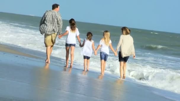 Föräldrar med döttrar på stranden — Stockvideo