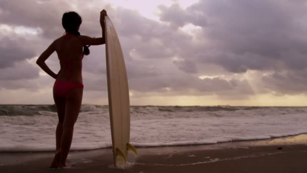 Girl on beach with surfboard — Stock Video
