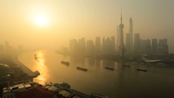 Paesaggio urbano con nebbia mattutina — Video Stock