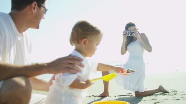 Junge mit Vater wird von Mutter fotografiert — Stockvideo