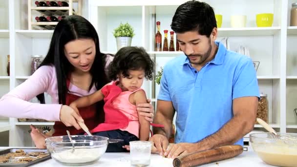 Koppel met dochter bakken cookies — Stockvideo