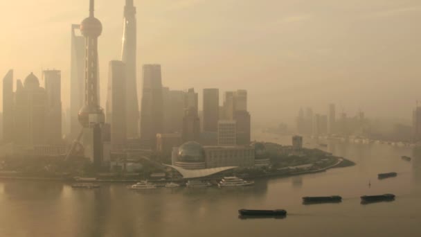 Finansdistriktet och Oriental Pearl Tower i solnedgången — Stockvideo