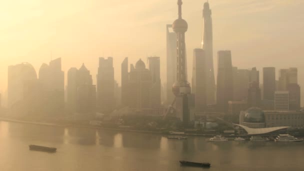 Finansdistriktet och Oriental Pearl Tower i solnedgången — Stockvideo