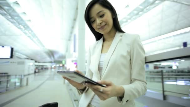 Affärskvinna i airport via tablet — Stockvideo