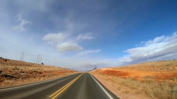 Viaje por carretera a través del paisaje escénico — Vídeo de stock