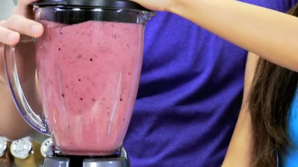 Pareja haciendo bebida de fruta orgánica — Vídeos de Stock