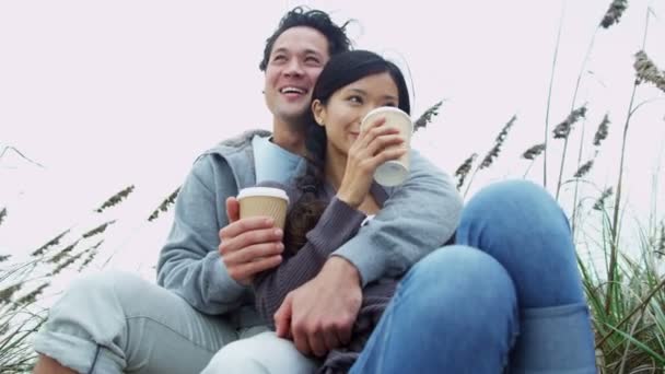 Couple on beach vacation drinking coffee — Stock Video