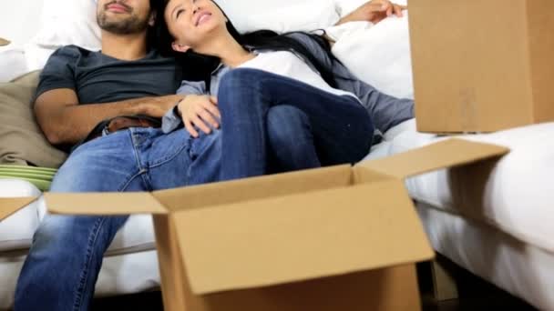 Couple prenant une pause de déballage possessions — Video